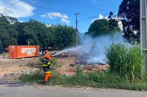 Incêndio em terreno onde existe um Ponto de Recolhimento de Resíduos (Foto: Divulgação)