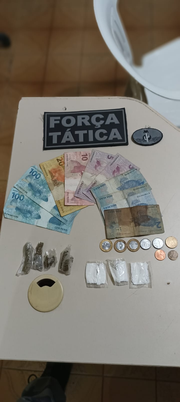 Itens encontrados pela polícia com o indivíduo