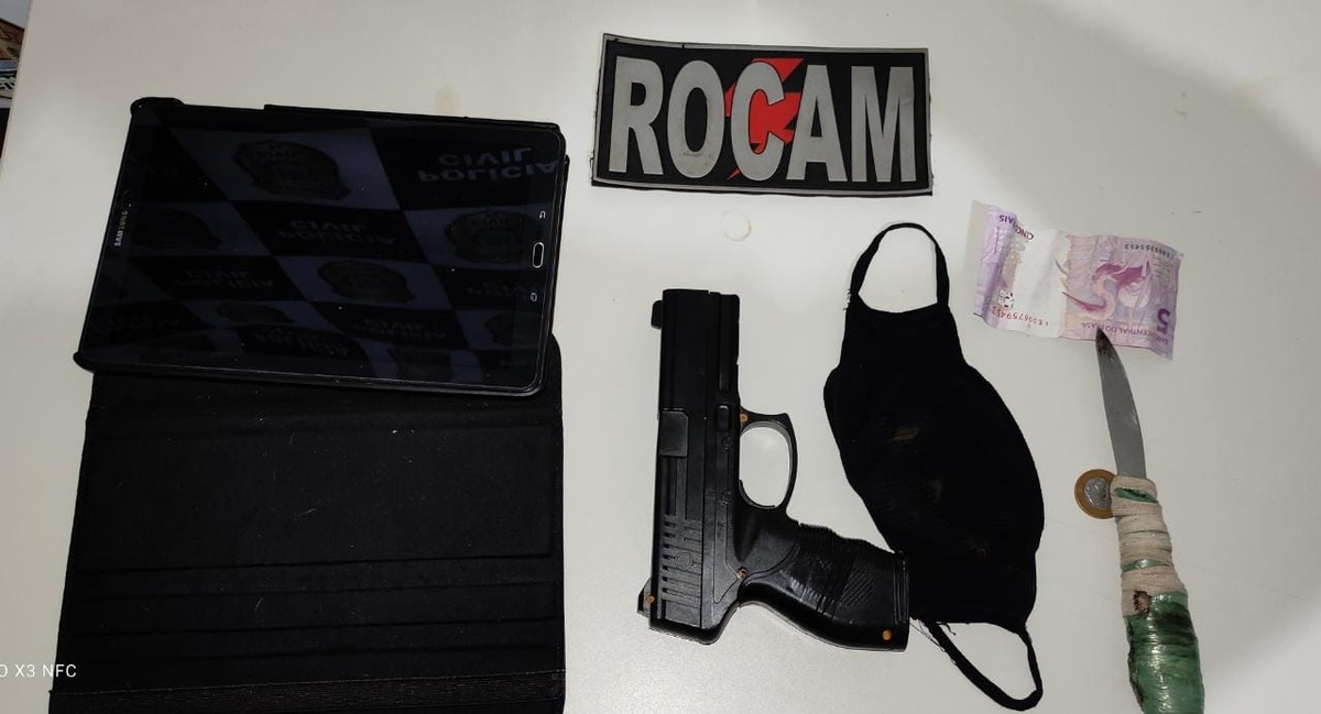 Material apreendido com os criminosos