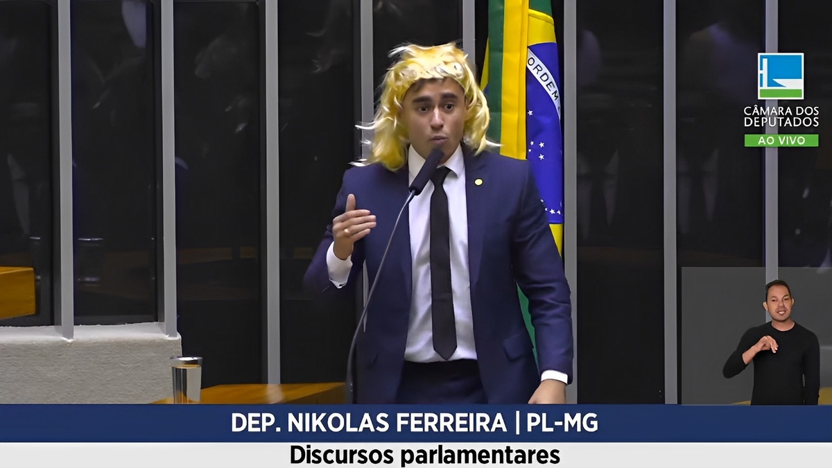 Nikolas Ferreira usou uma peruca para discursar no dia da Mulher