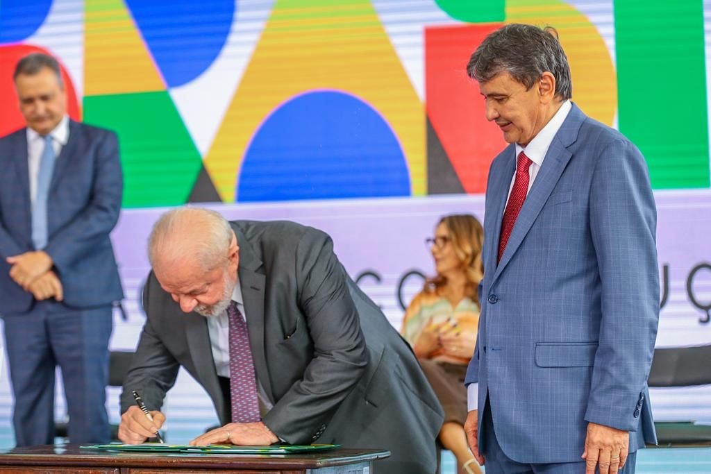 Novo Bolsa Família é lançado e garante valor mínimo de R$ 600 por família