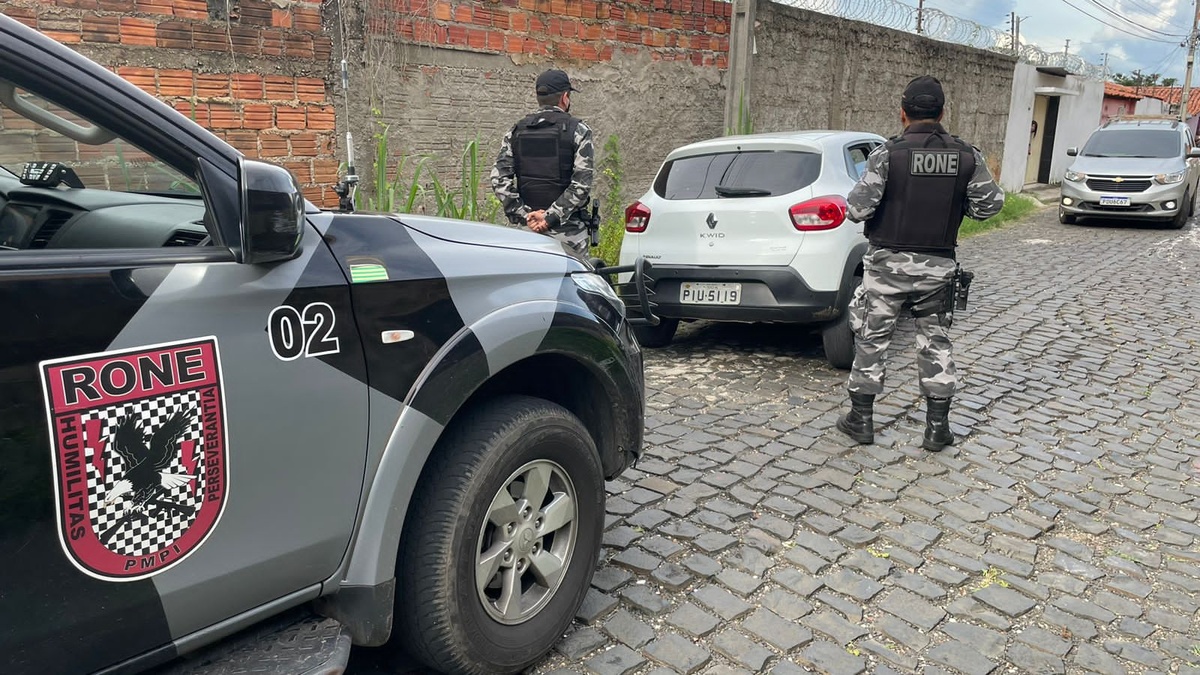 O carro modelo Kwid foi recuperado pelos policiais