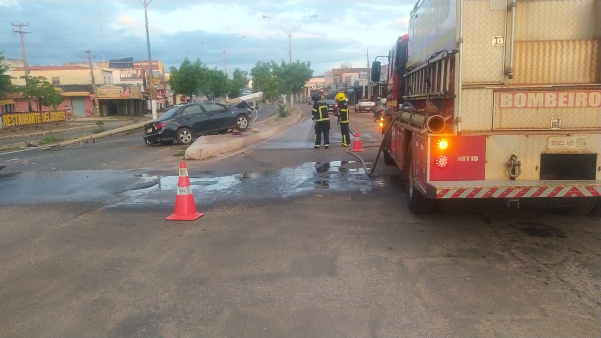 O corpo de Bombeiros compareceu para apagar um princípio de incêndio no veículo