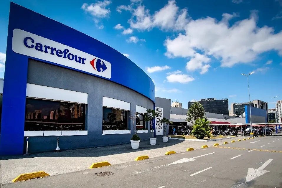O grupo Carrefour vai destinar 10% das vagas para beneficiários de programas assistenciais do governo