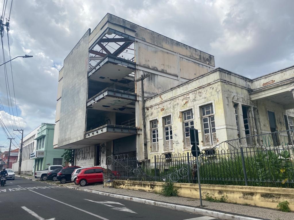 O palacete onde funcionou o TCE, na esquina das ruas 7 de Setembro e Álvaro Mendes