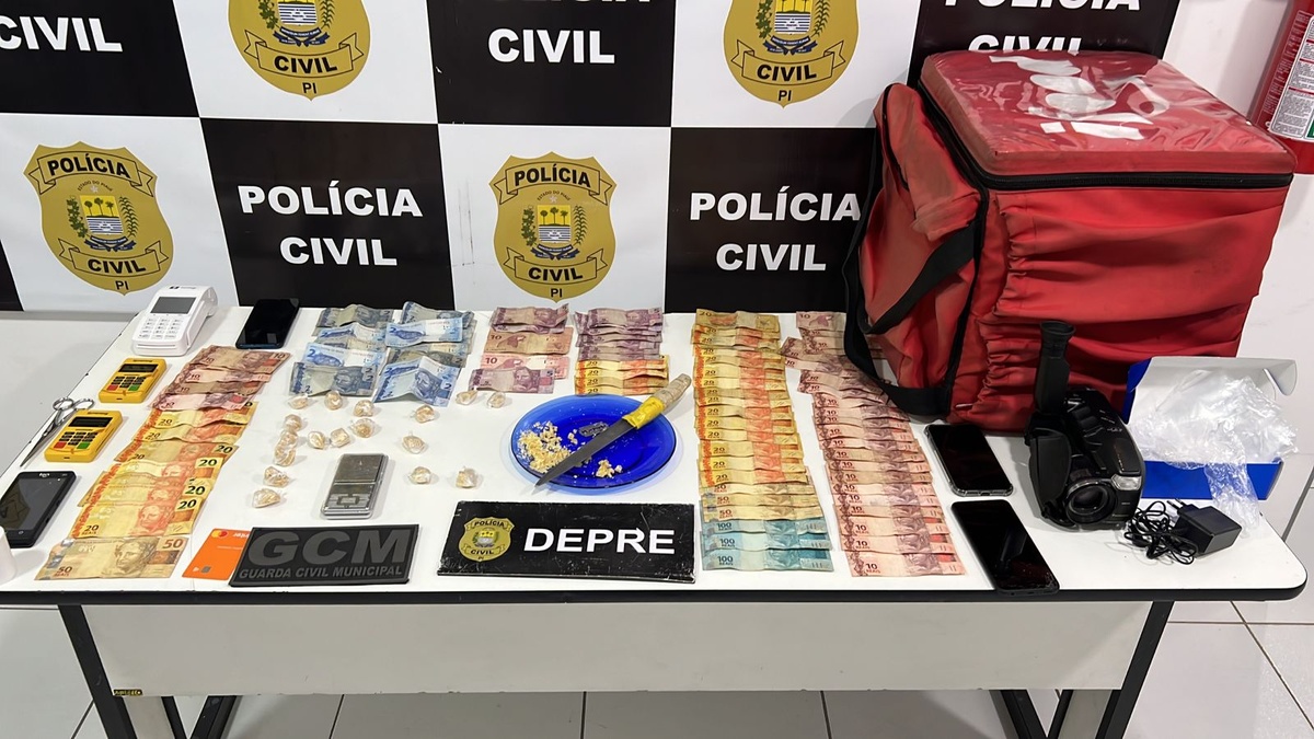 O suspeito utilizava uma mochila com logo da empresa Ifood para fazer as entregas de drogas.
