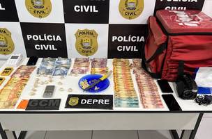 O suspeito utilizava uma mochila com logo da empresa Ifood para fazer as entregas de drogas. (Foto: Divulgação/ DEPRE)