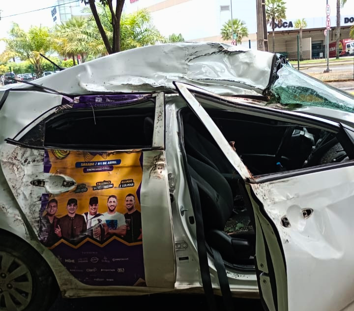 O veículo ficou destruído
