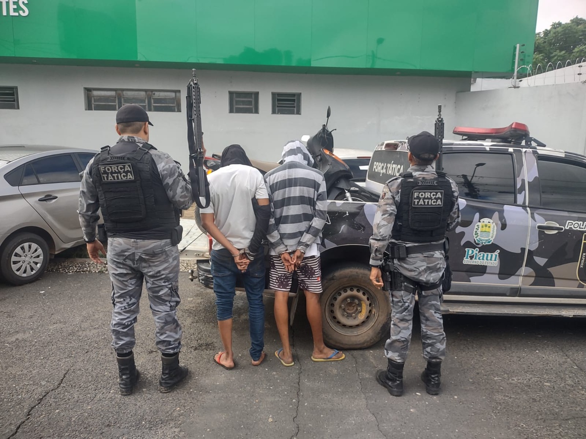 Os assaltantes foram detidos e a moto em que estavam foi apreendida