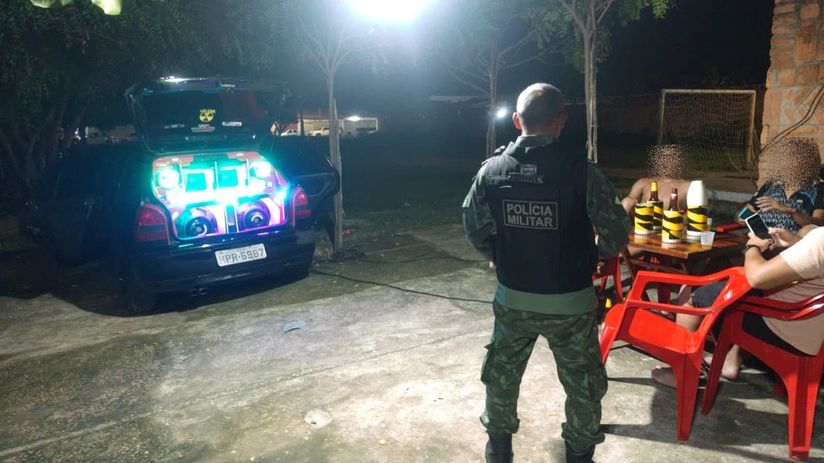 Polícia Militar fiscalizar bares durante a operação “Silêncio e Paz” na zona Norte