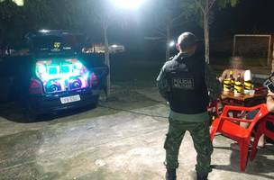 Polícia Militar fiscalizar bares durante a operação “Silêncio e Paz” na zona Norte (Foto: Divulgação/PM)