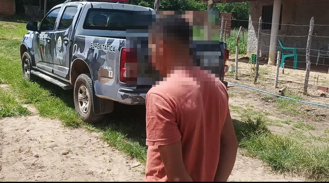 Polícia prende integrante de facção criminosa com drogas e uma arma de fogo