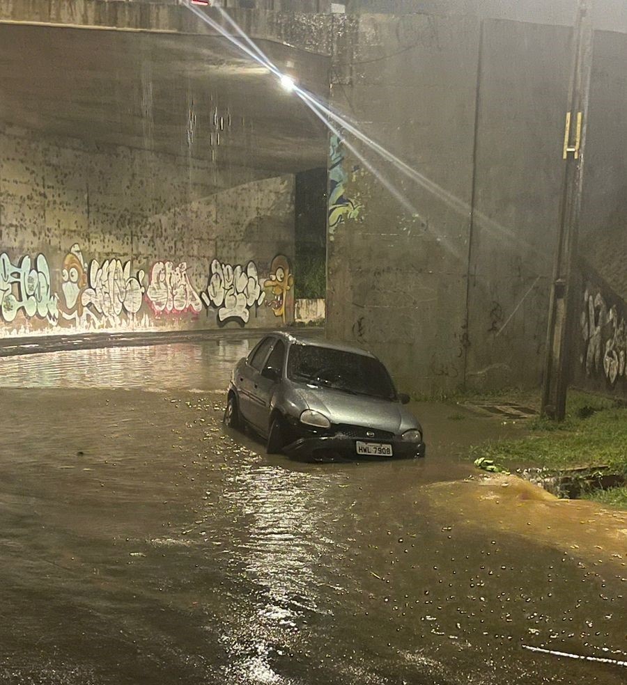 Polícia resgata mãe e duas filhas presas em carro durante chuva em Teresina