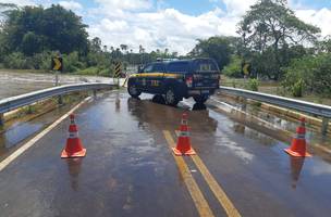 Ponte sobre o Rio dos Matos interditada pela PRF (Foto: Divulgação)