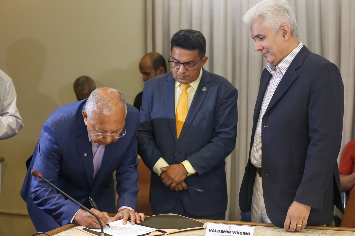 Prefeito Dr. Pessoa empossa Ronney Lustosa e Valdemir Virgino