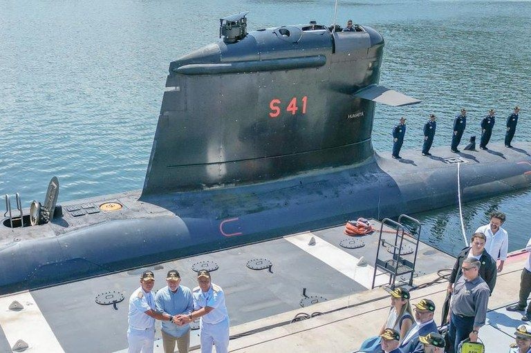Presidente diante do submarino Humaitá, no Complexo Naval de Itaguaí (RJ)