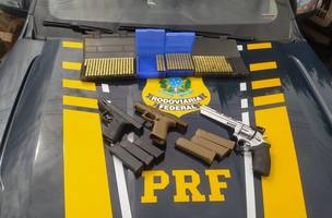 PRF prende motorista por transporte de arsenal sem documentação na BR-316 (Foto: Divulgação)