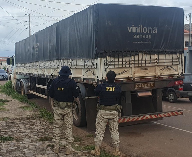 PRF recupera carreta furtada em Minas Gerais