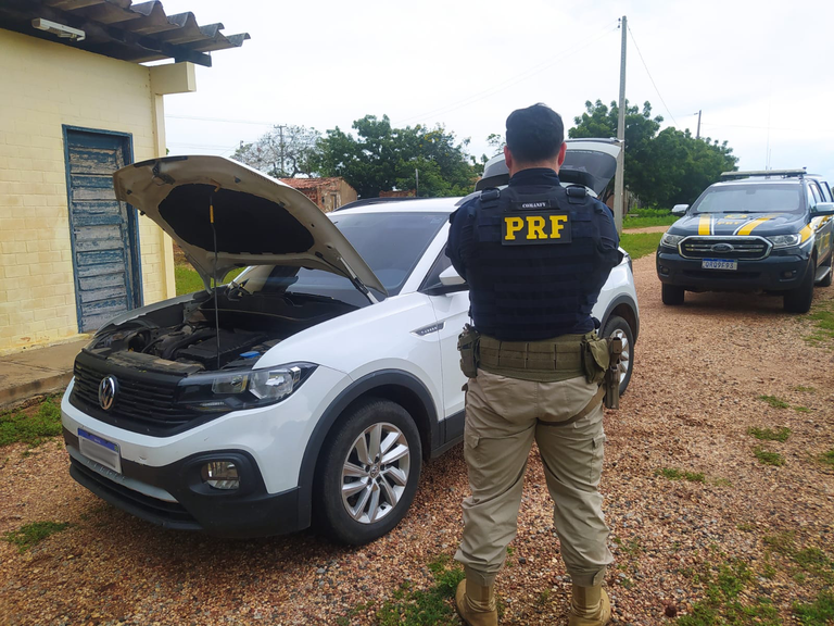PRF recupera veículo roubado durante fiscalização de rotina