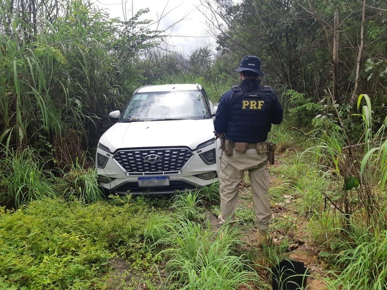 PRF recupera veículo roubado no interior do Estado e abandonado em Teresina