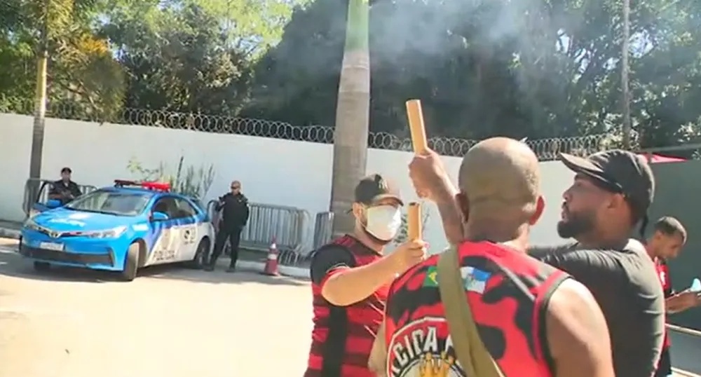 Protesto de torcedores do Flamengo no Ninho do Urubu