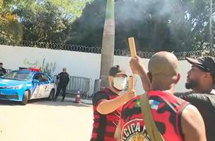 Protesto de torcedores do Flamengo no Ninho do Urubu (Foto: Reprodução/ESPN)
