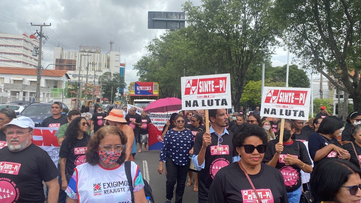 Protesto reuniu centenas de professores na Frei Serafim