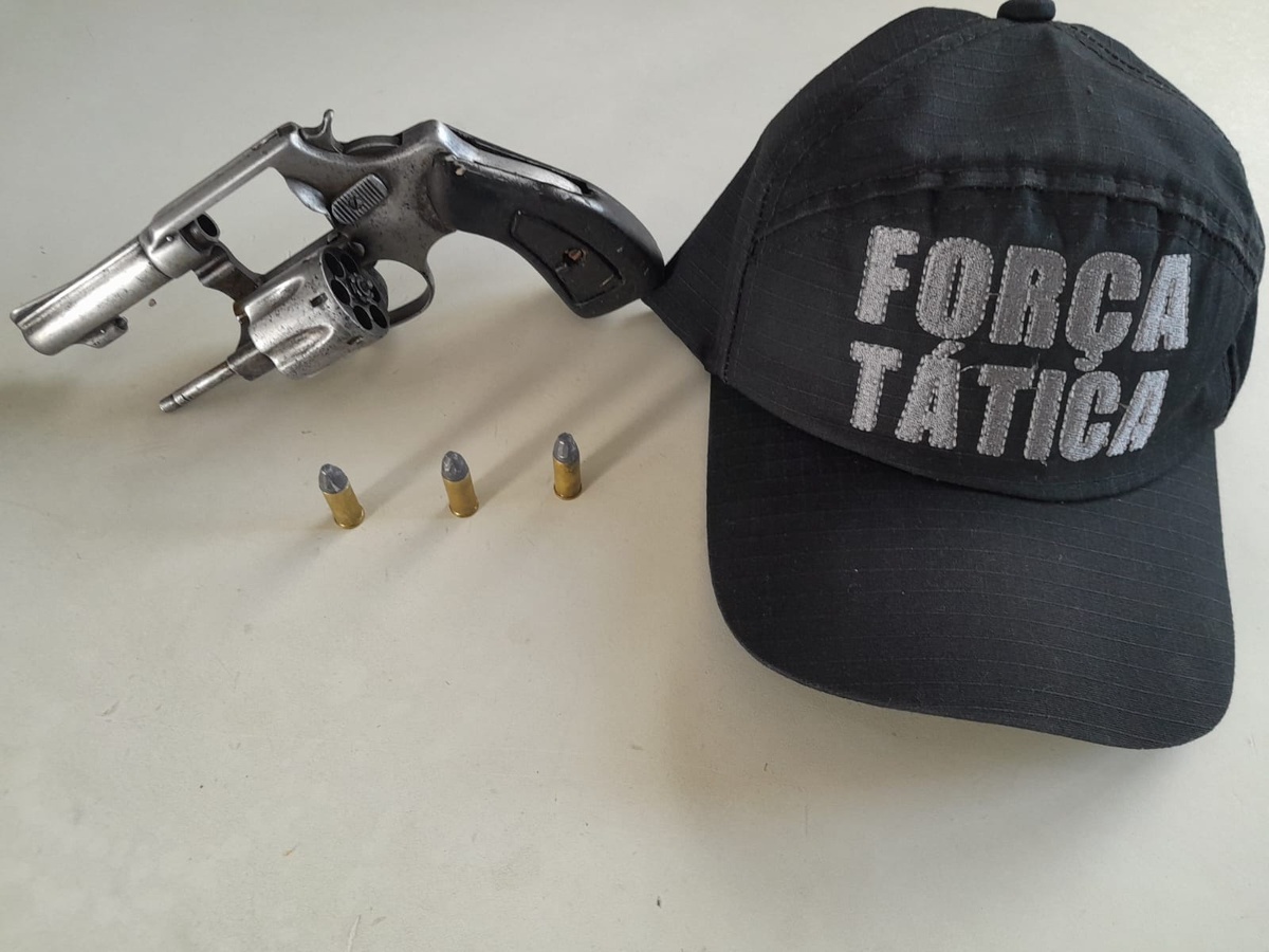 Revólver encontrado em posse do menor ao ser detido.