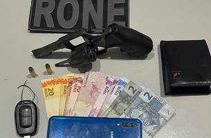 Suspeito de assalto é preso com arma no bairro Ilhotas (Foto: Divulgação/PM)