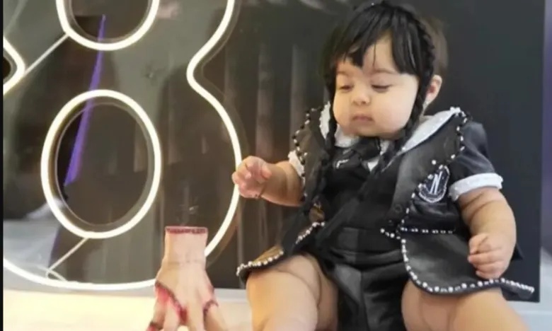 Tays Reis e Biel fantasiam filha de 'Wandinha' em 'mêsversário'