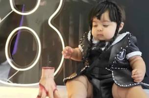 Tays Reis e Biel fantasiam filha de 'Wandinha' em 'mêsversário' (Foto: Reprodução/redes sociais)