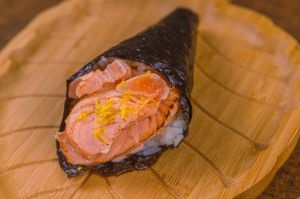 Temaki de salmão maçaricado