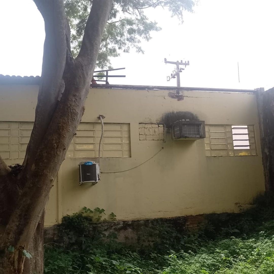 Teto de sala de aula da Uespi desaba e alunos denunciam descaso