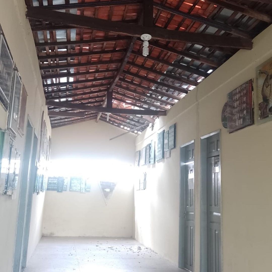 Teto de sala de aula da Uespi desaba e alunos denunciam descaso
