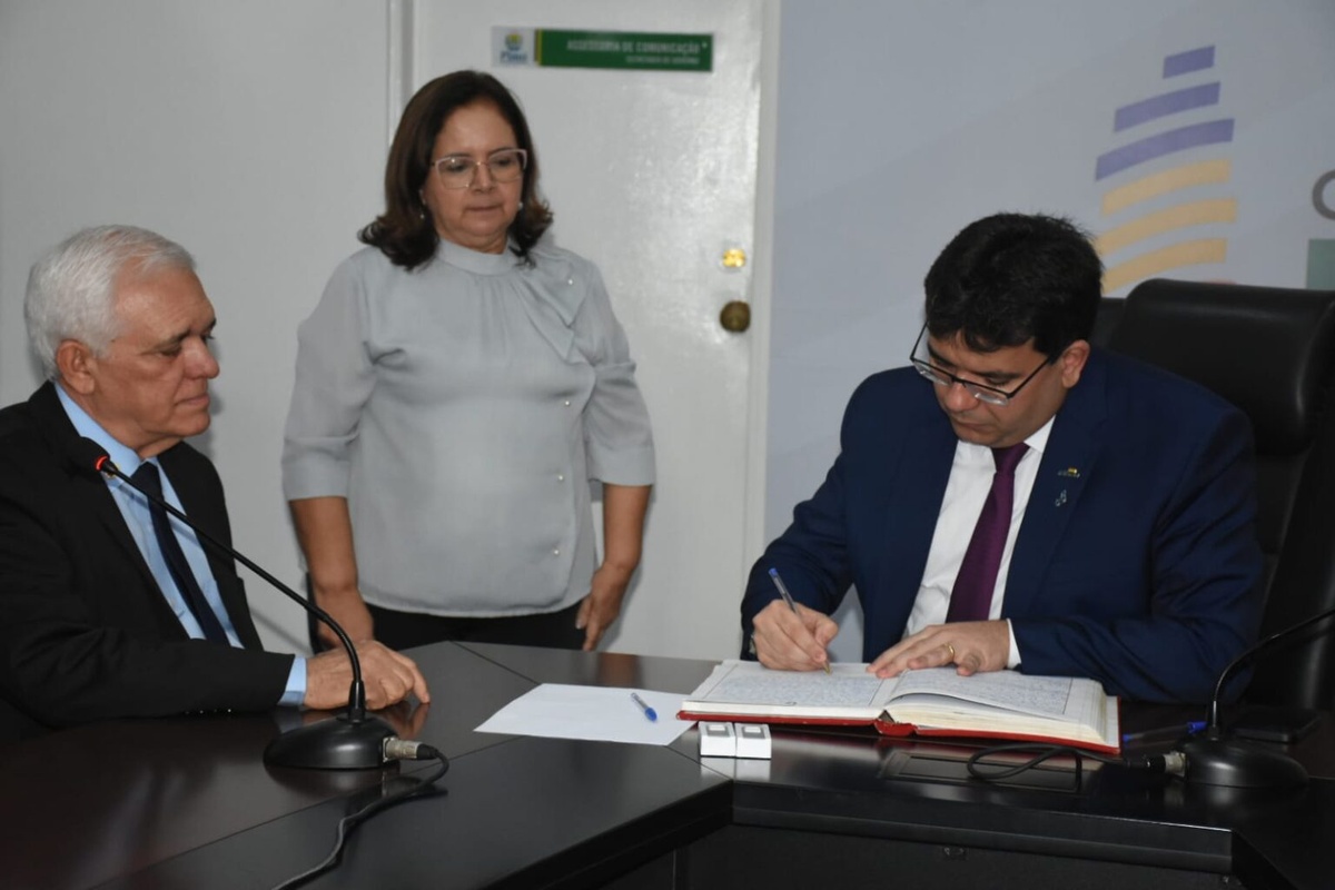 Themístocles assume governo do Piauí para Fonteles viajar à Estônia