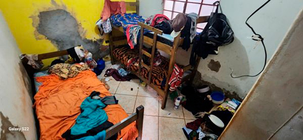 Um dos alojamentos onde os trabalhadores ficavam