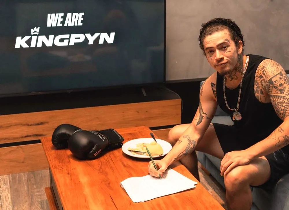 Whindersson Nunes assina com a Kingpyn