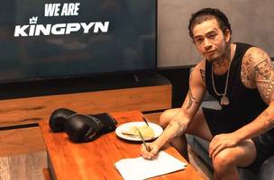 Whindersson Nunes assina com a Kingpyn (Foto: Divulgação/Kingpyn)