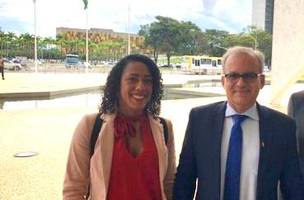 A homenageada Monique Meneses e o ex-prefeito Firmino Filho (Foto: Divulgação)