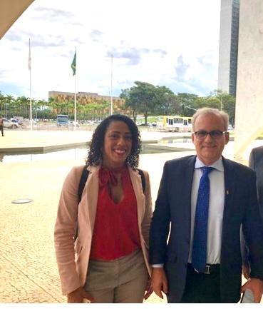 A homenageada Monique Meneses e o ex-prefeito Firmino Filho