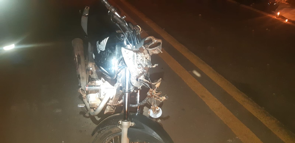 A parte dianteira da mototcileta ficou destruída depois que o homem atingiu a vaca