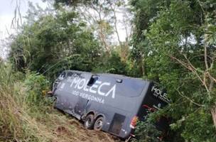 Acidente entre ônibus da Moleca 100 Vergonha e ambulância deixa uma pessoa morta no Piauí (Foto: Reprodução)