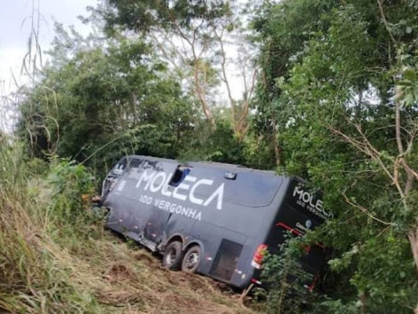 Acidente entre ônibus da Moleca 100 Vergonha e ambulância deixa uma pessoa morta no Piauí
