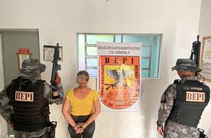 Acusada de liderar grupo criminoso é presa com arma e drogas em Luzilândia (Foto: Batalhão Especial de Policiamento do Interior-BEPI)