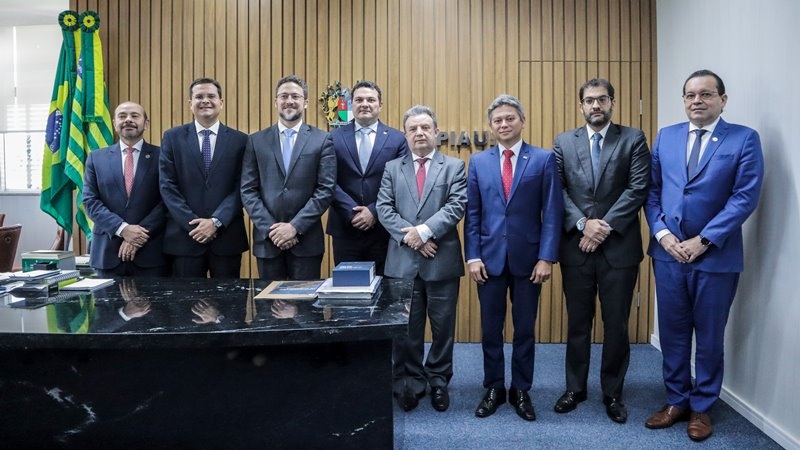 Ao centro, os presidentes do TJ-PI e da OAB-PI, desembargador Hilo de Almeida Sousa e Celso Barros, ladeados dos candidatos Agrimar Rodrigues, Fábio Viana e Aurélio Lobão (esquerda) e Einstein Sepúlveda, Wildson Oliveira e Álvaro Mota (direita)