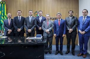 Ao centro, os presidentes do TJ-PI e da OAB-PI, desembargador Hilo de Almeida Sousa e Celso Barros, ladeados dos candidatos Agrimar Rodrigues, Fábio Viana e Aurélio Lobão (esquerda) e Einstein Sepúlveda, Wildson Oliveira e Álvaro Mota (direita) (Foto: Divulgação)