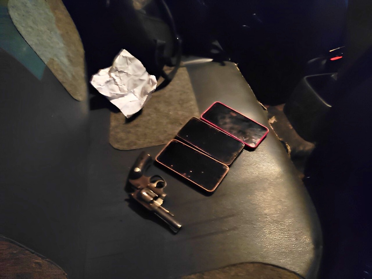 Arma e celulares encontrados com o suspeito