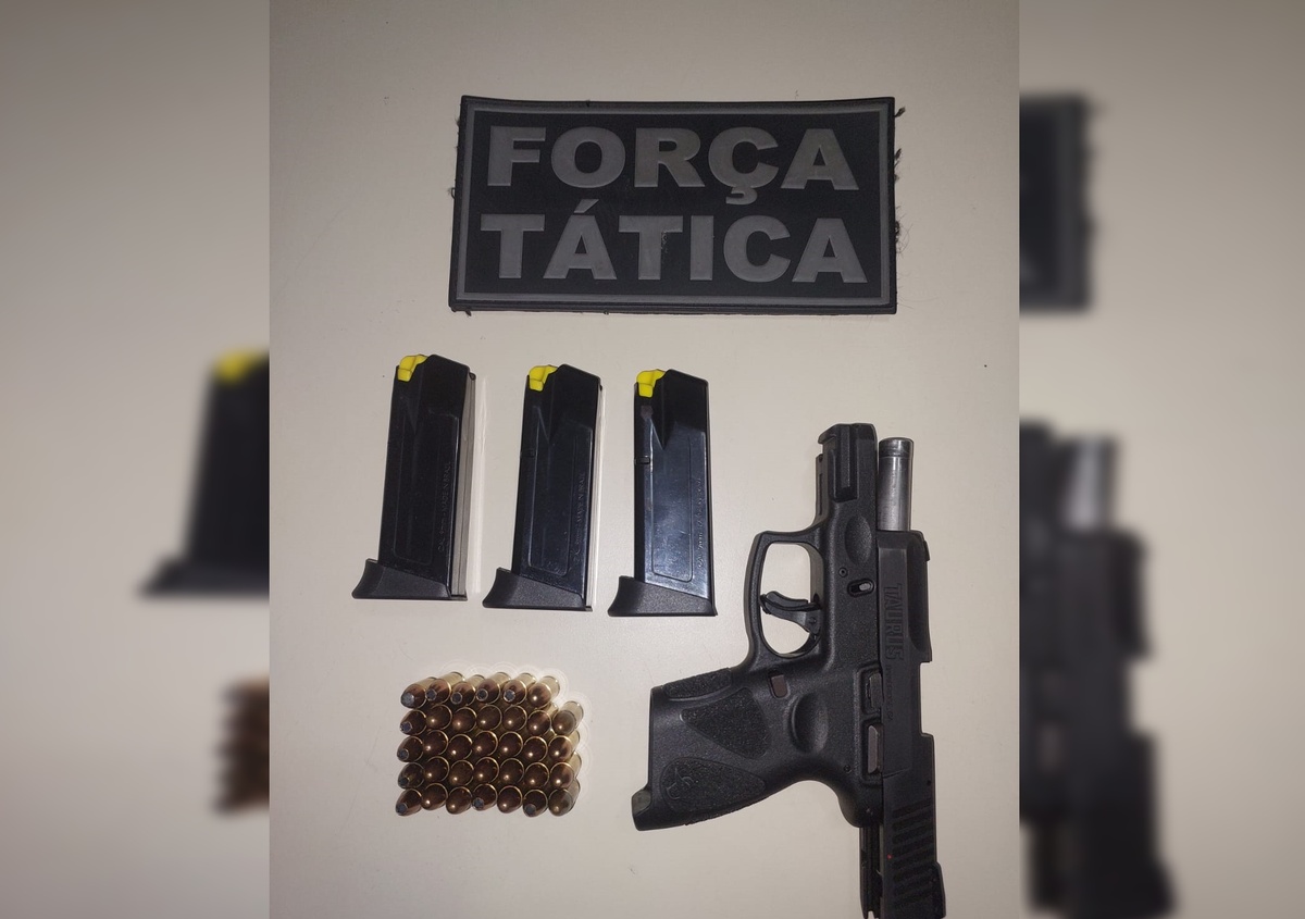 Arma e munições apreendidas durante a abordagem