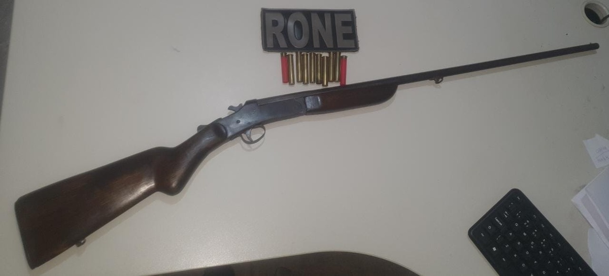 Arma e munições encontradas no bar