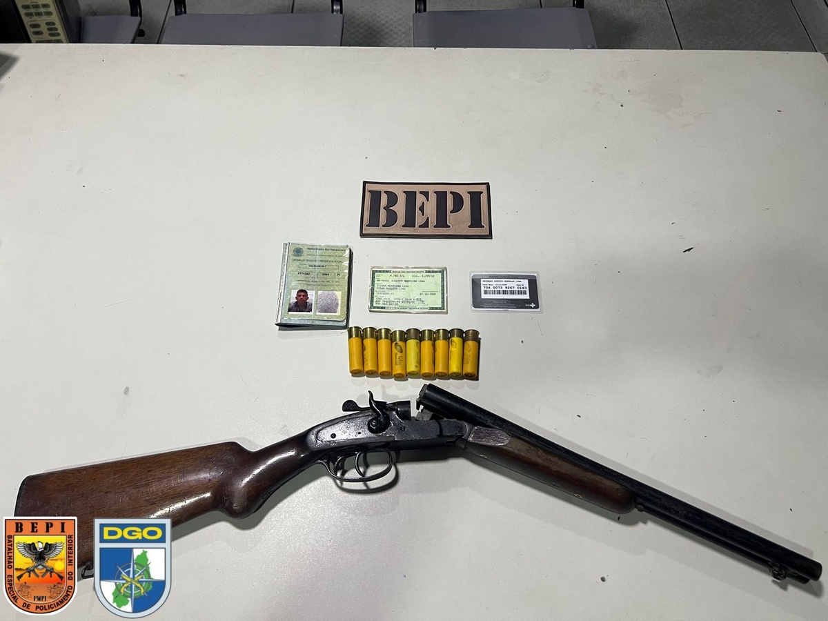 Arma e munições encontradas no local